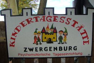 Schild der Kindertagesstätte Zwergenburg in Burgform