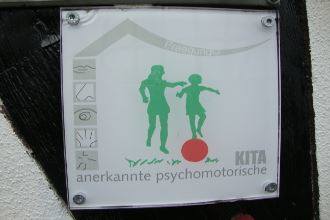 Plakette anerkannte psychomotorische Kita am Haus