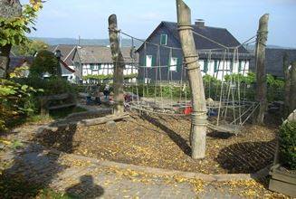 Außengelände mit Kletterseilen vor den Häusern von Stadt Blankenberg