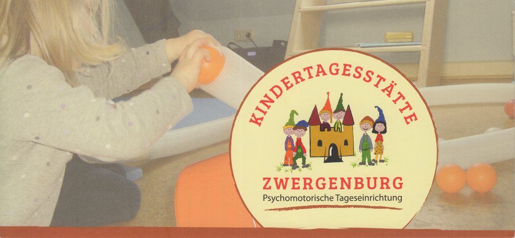 Kind spielt mit einer Röhre und Bällen, daneben das Logo der Zwergenburg