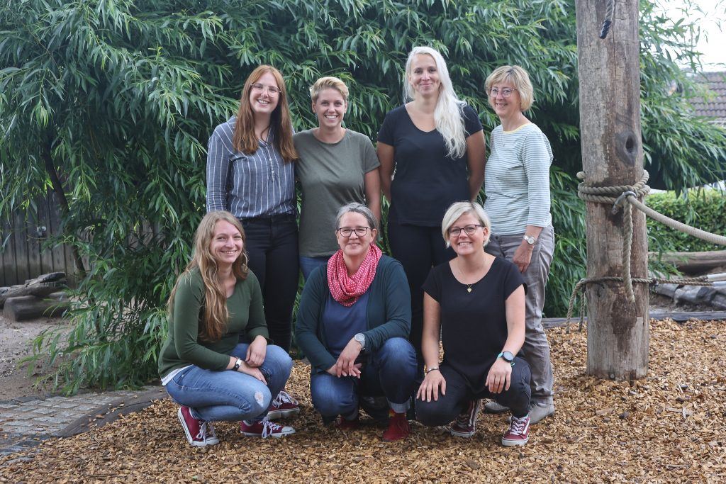 Das Team der Zwergenburg vor Bäumen auf dem Spielplatz
